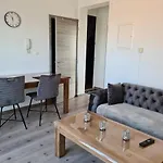 B Bruxelles Airport Bonheur アパート シャルルロワ
